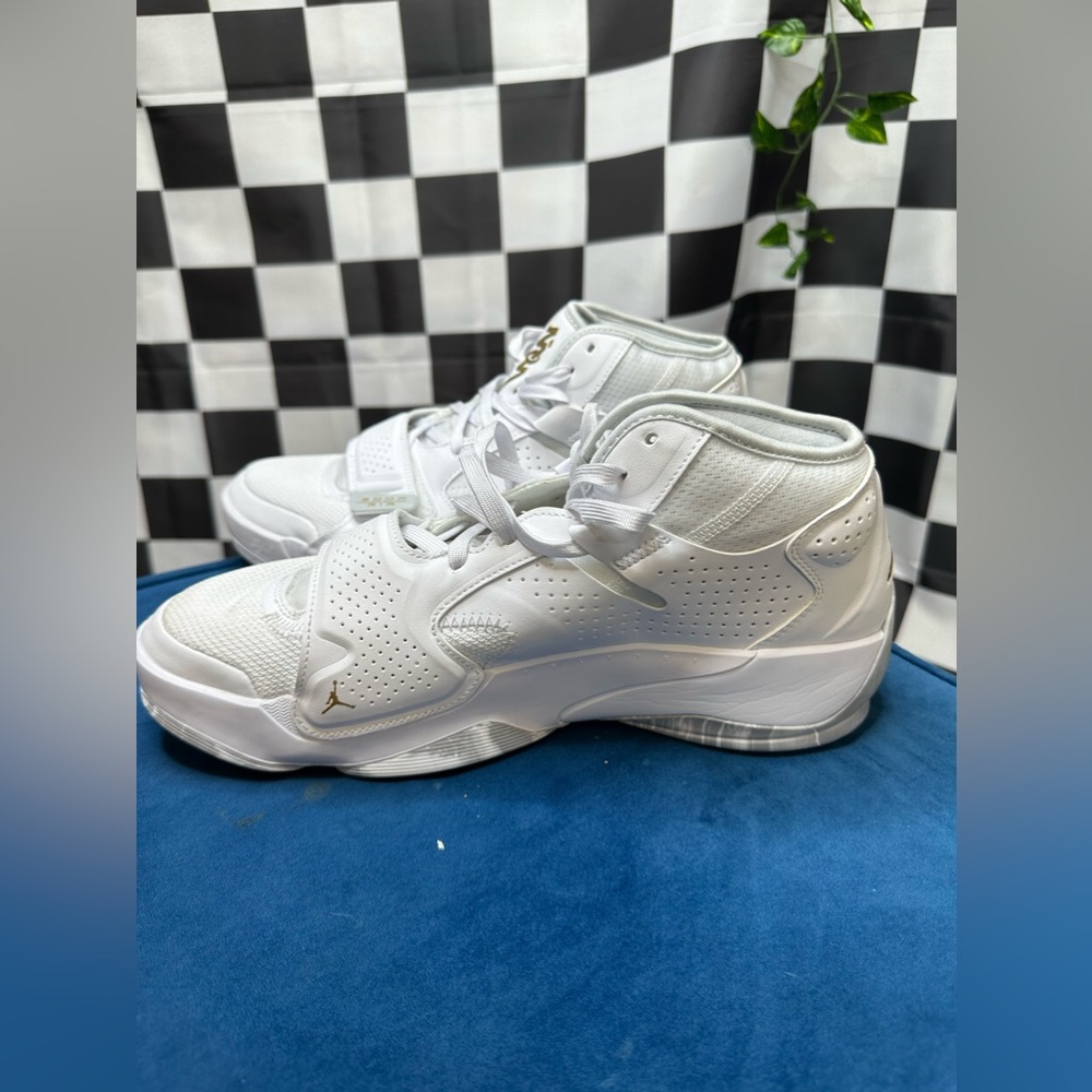 SIZE 11 JORDANS‎